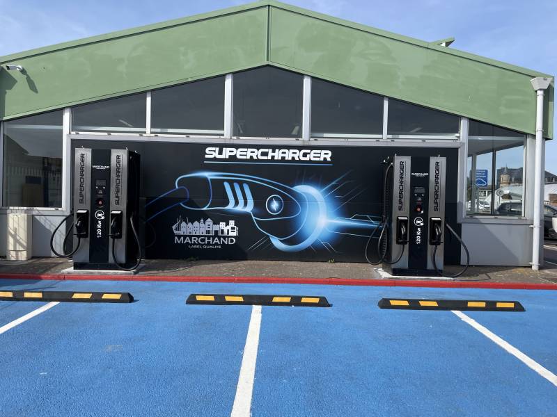 Borne de recharge Supercharger pour une voiture électrique proche de Varengeville-sur-Mer 76
